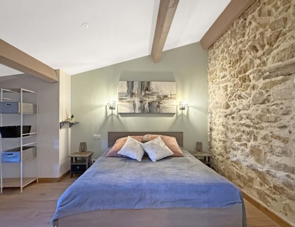 Vue d'ensemble de la chambre Grenache au Mas de La Rochette, chambre d'hôtes à Lagorce en Ardèche du Sud