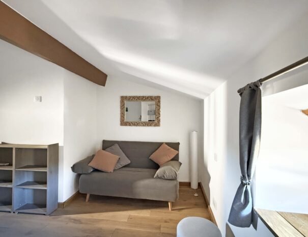 Lit double confortable de la chambre Grenache, chambre d'hôtes Mas de La Rochette Lagorce Ardèche
