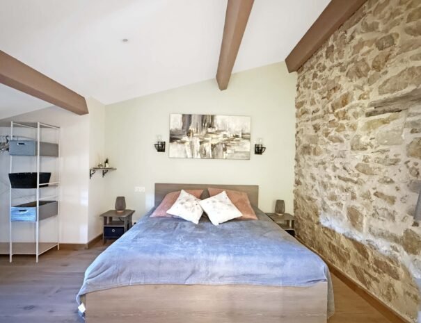Espace nuit de la chambre Grenache au Mas de La Rochette, hébergement de charme à Lagorce en Ardèche