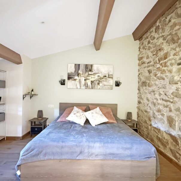Espace nuit de la chambre Grenache au Mas de La Rochette, hébergement de charme à Lagorce en Ardèche
