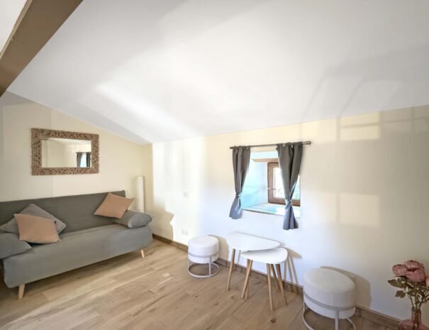 Chambre Grenache avec mobilier en bois naturel, chambre d'hôtes authentique Mas de La Rochette