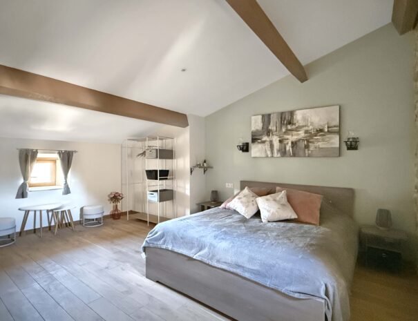 Ambiance douce et reposante de la chambre Grenache, chambre d'hôtes Mas de La Rochette Lagorce