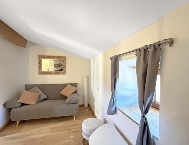 Vue de la chambre Grenache avec rangements intégrés, hébergement de charme en Ardèche du Sud