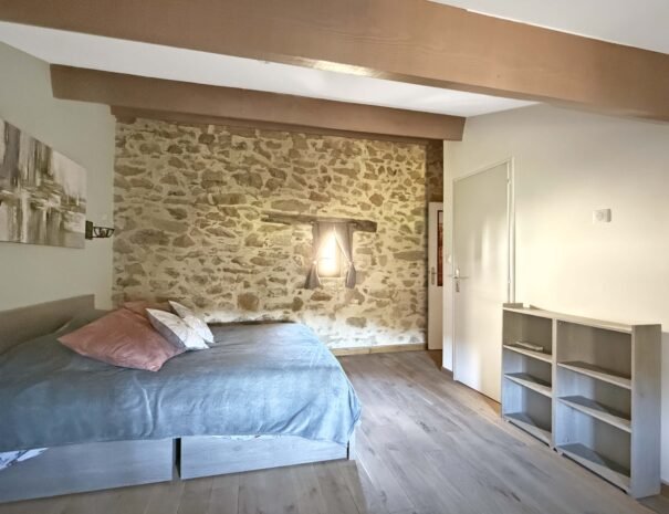 Chambre Grenache baignée de lumière naturelle au Mas de La Rochette, chambre d'hôtes à Lagorce