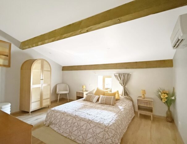 Vue d'ensemble de la chambre Viognier au Mas de La Rochette, chambre d'hôtes à Lagorce en Ardèche du Sud