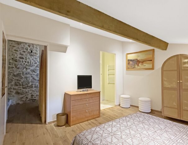 Intérieur lumineux de la chambre Viognier au Mas de La Rochette, chambre d'hôtes à Lagorce Ardèche