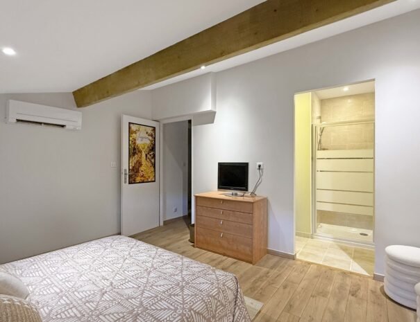 Fenêtre avec vue de la chambre Viognier, hébergement authentique Mas de La Rochette Lagorce Ardèche
