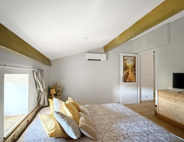 Détail intérieur de la chambre Viognier, chambre d'hôtes de charme Mas de La Rochette à Lagorce