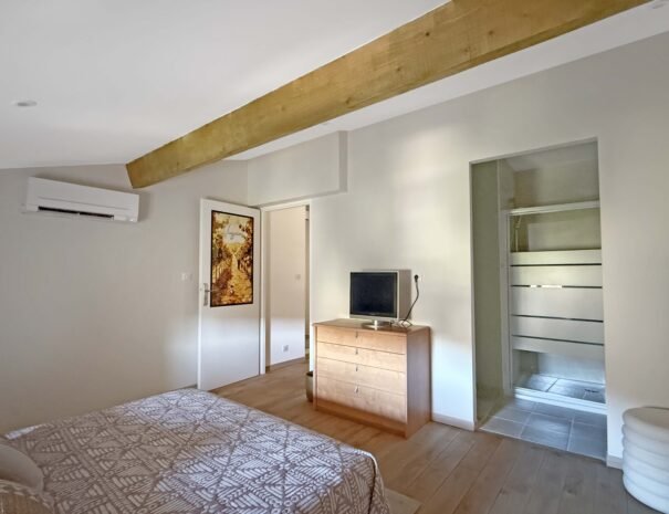 Chambre Viognier vue d'ensemble, hébergement de charme Mas de La Rochette Lagorce Ardèche du Sud