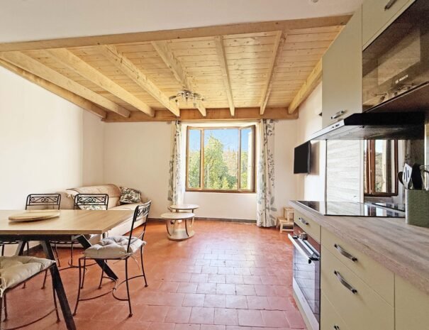Cuisine ouverte sur le salon commun du Mas de La Rochette, hébergement de charme à Lagorce Ardèche