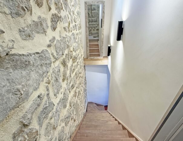 Espace repas et salon au Mas de La Rochette, chambre d'hôtes authentique en Ardèche du Sud