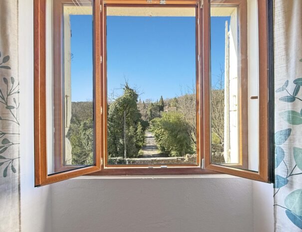 Salon avec canapé et espace détente au Mas de La Rochette, hébergement de charme Ardèche du Sud