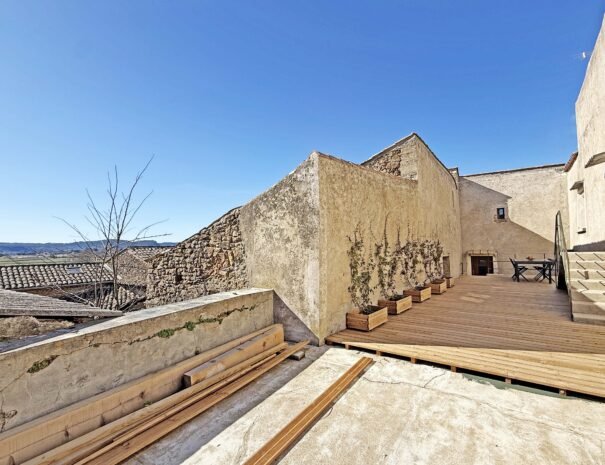 Façade extérieure du Mas de La Rochette, chambre d'hôtes en pierre à Lagorce en Ardèche du Sud