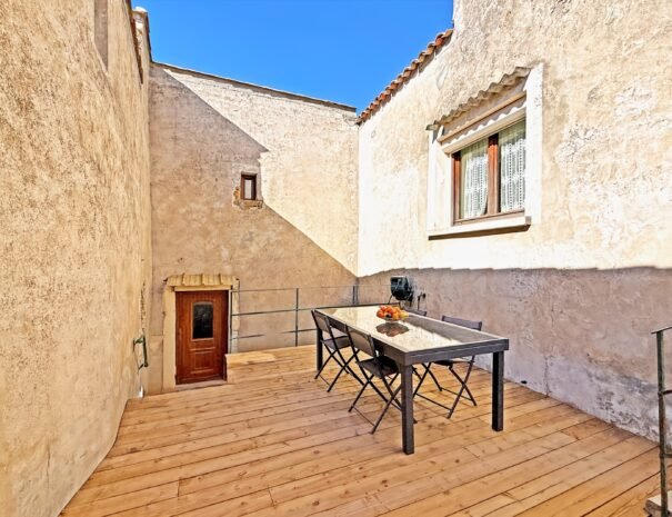 Terrasse extérieure du Mas de La Rochette avec vue sur l'Ardèche, hébergement de charme à Lagorce
