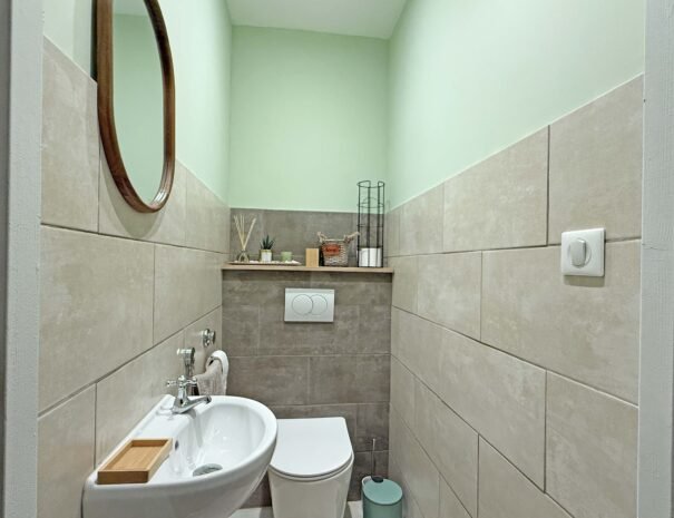Salle de bain privative de la chambre Viognier au Mas de La Rochette, chambre d'hôtes à Lagorce Ardèche